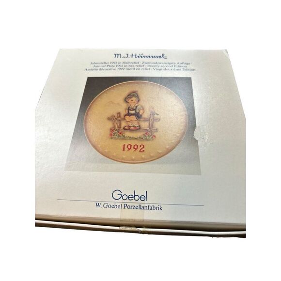 M.J. Hummel 1992 Annual Plate By Goebel - 7.5" Porcelain Collector's Edition - Picture 5 of 8